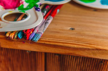 bir tabloda fırçalarla boyamak