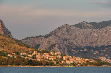 Gün batımında orta Dalmaçya Duce