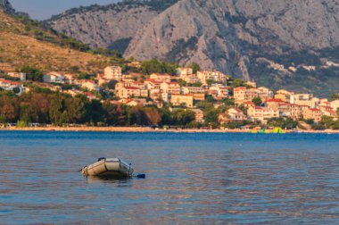 koyda demirlemiş duba