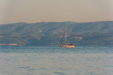 arka plan Brac Adası ile gün batımında yelken yat
