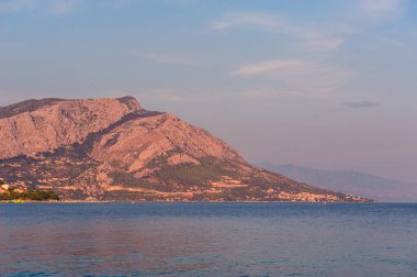 Omis kasaba üzerinden günbatımı
