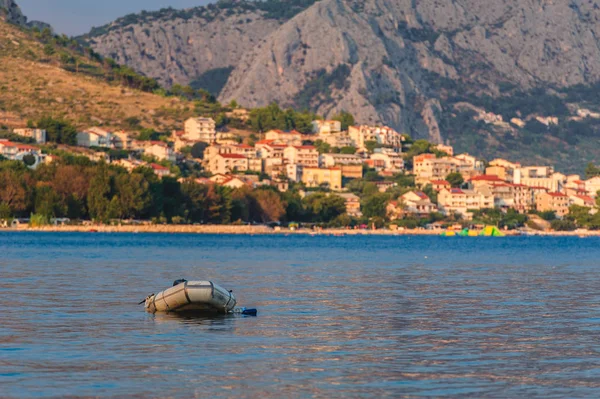 koyda demirlemiş duba