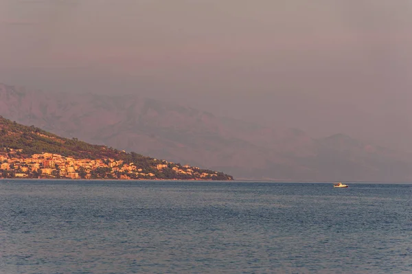 günbatımı orta Dalmaçya Omis şehir üzerinde