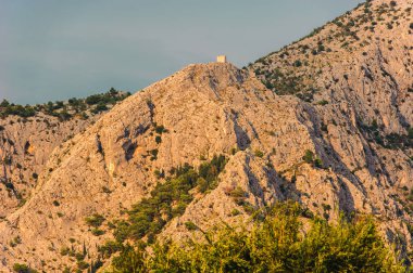 Omis şehir üzerinde yükselen Kalesi Starigrad (Fortica)