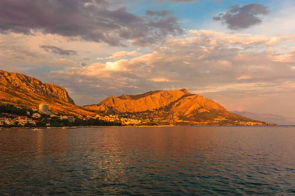 Bergen Boven Het Dorp Van Omis Bij Zonsondergang — Stockfoto