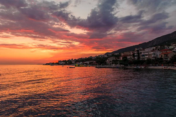 Dugi sıçan bir plajda güneşin son ışınları ışığında