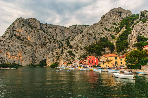 Fiume Cetina Che Scorre Attraverso Città Omis Fotografia Stock