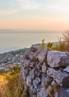 terk edilmiş bir alanda eski taş duvar
