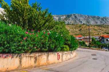 turistik şehir, Dugi fare orta Dalmaçya