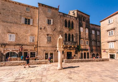 Trogir St Wawrzyca kilisesinin önünde kare