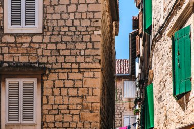 Trogir'deki tenement evlerin renkli pencere kepenkleri