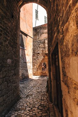 Tenement evleri arasında bir sokak, Trogir