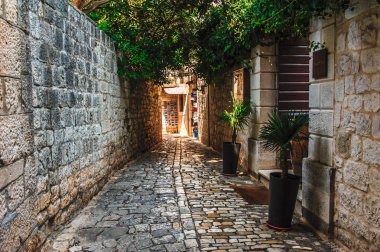 Trogir'in tarihi kesiminde büyüleyici bir sokak