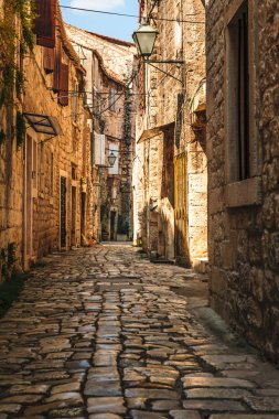 Trogir'in tarihi kesiminde büyüleyici bir sokak