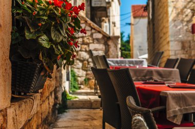 Tarihi Trogir 'deki restoranlardan biri