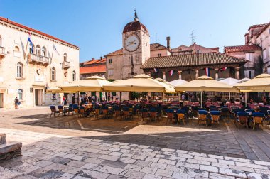 Şehir salonu saat kulesi ile Trogir eski şehir