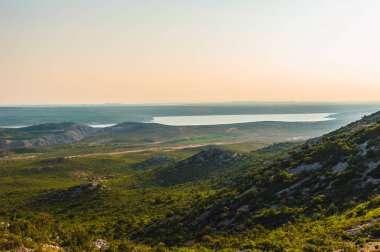 Tepeler ve körfez manzarası