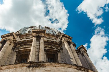 Roma 'daki Aziz Peter Bazilikası' nı kaplayan kubbenin alçak açılı görüntüsü