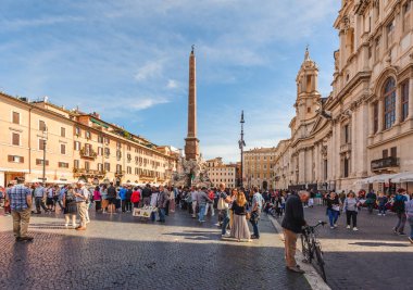 Piazza Navona'daki Dört Nehir Çeşmesi'ni taçlandıran dikilitaş (Roma, İtalya)