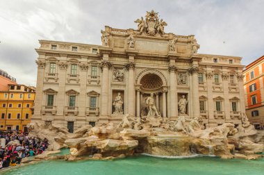 Ünlü Trevi Çeşmesi'ni ziyaret eden turistler