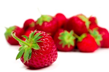 Beyaz bir arka plan üzerinde olgun çilek yakın çekim