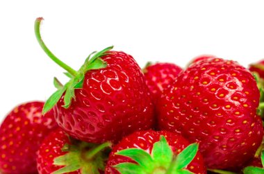 Beyaz bir arka plan üzerinde olgun çilek yakın çekim