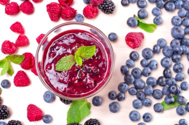 bir tabloda bir cam Berry smoothies