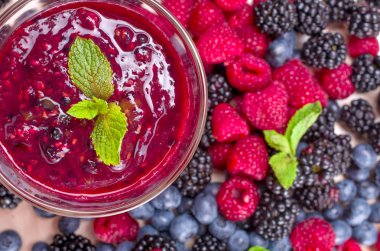 bir tabloda bir cam Berry smoothies