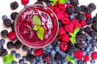 bir tabloda bir cam Berry smoothies