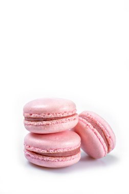 Pembe macaroons için bir beyaz arka plan whith yer üzerinde izole macaron metin yerleştirin. Kopya alanı