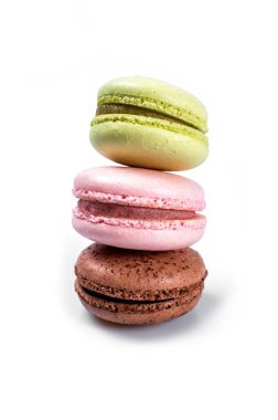 Lezzetli çok renkli Fransızca macaroons veya beyaz bir arka plan üzerinde macaron
