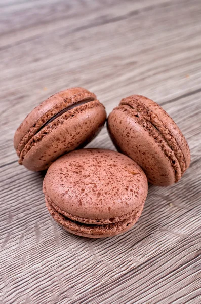 Вкусные Французские Шоколадные Макароны Макарон Деревянном Фоне — стоковое фото