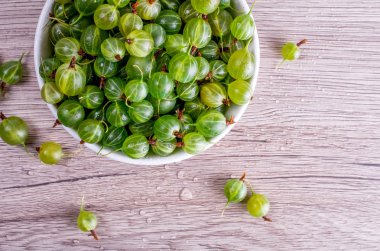 Bektaşi üzümü alan ahşap bir zemin üzerine beyaz tabak içinde olgun meyveler metin ekleyin. Düz yatıyordu, en iyi görünüm, kopya alanı