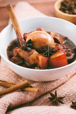 Yumurta ve domuz kahverengi sos, domuz Tayland mutfağı, sığ derinliği alan, odak. 
