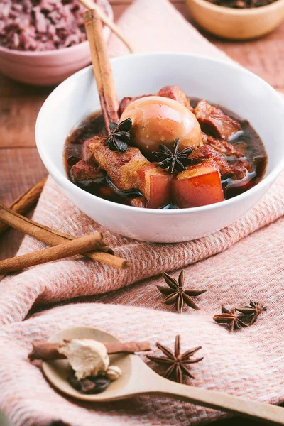 Ägg Och Fläsk Brun Sås Thailändska Köket Grunt Skärpedjup Fokus — Stockfoto