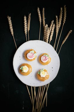 Siyah arka plan üzerine cupcakes. 