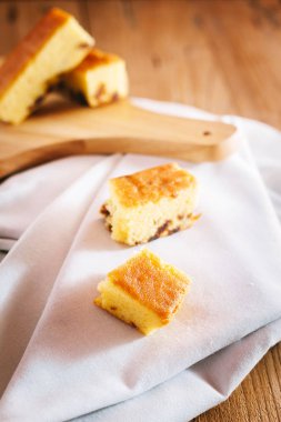 Kurutulmuş Longan kek üzerine ahşap masa, sığ derinliği alan, pasta odaklanmak. 