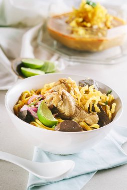 Hindistan cevizi sütü, Kuzey Tayland mutfağı, alan, odak tavuk üzerine sığ derinliği ile curried şehriye çorbası (Khao soi)