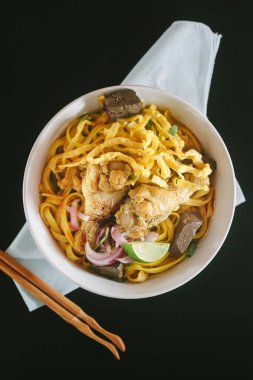 Hindistan cevizi sütü, Kuzey Tayland mutfağı, alan, odak tavuk üzerine sığ derinliği ile curried şehriye çorbası (Khao soi)