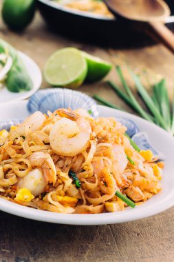 Tayland yemekleri tavada sıcak Padthai