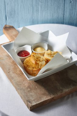 Mavi zemin üzerine sarımsaklı ekmek