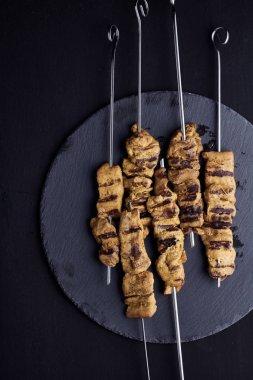Fıstık sos ile domuz eti satay ya da tatlı ve ekşi sos. 