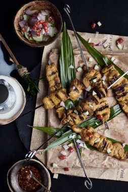 Fıstık sos ile domuz eti satay ya da tatlı ve ekşi sos. 