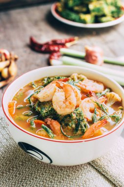매운 새우와 야채 오믈렛 카레 수프와