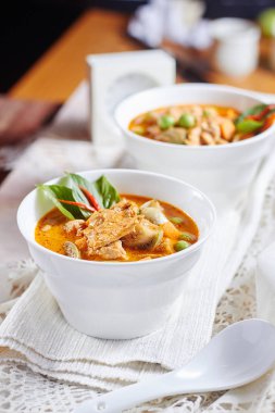  Patlıcan köri domuz ile baharatlı Tayland Gıda, sığ derinliği alan, domuz odaklanmak