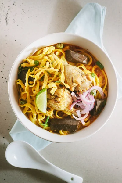 Sup Mie Curried Khao Soi Dengan Santan Masakan Thailand Utara — Stok Foto