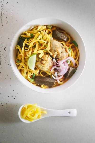 Sup Mie Curried Khao Soi Dengan Santan Masakan Thailand Utara — Stok Foto