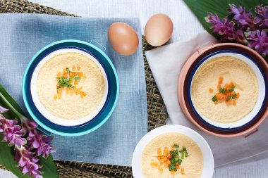 Buhar yumurta, sığ derinliği alan, sebze Topingler odaklanmak