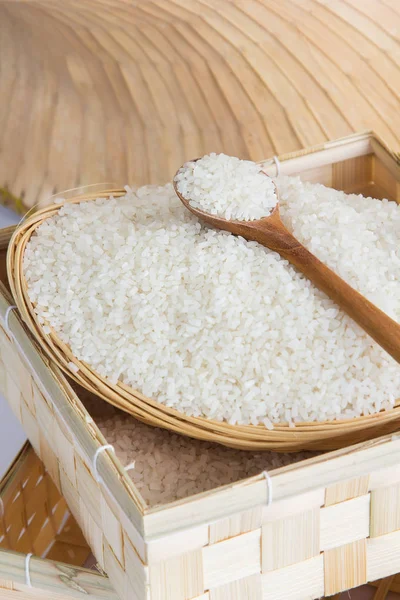 Roher Und Ungekochter Reis Holzlöffel Geringe Schärfentiefe Fokus Auf Holzlöffel — Stockfoto