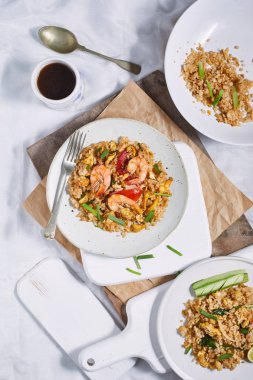 Karides kızarmış pilav tarifi.